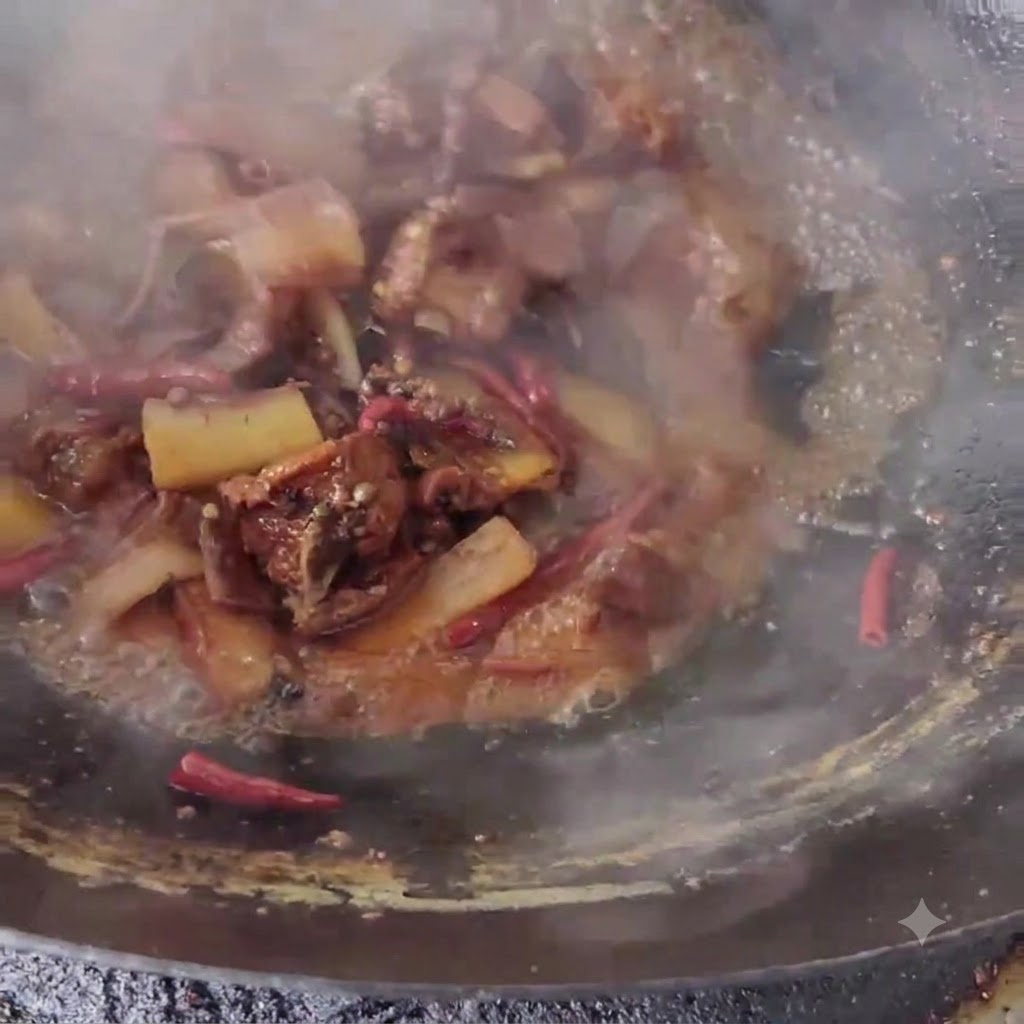 Tiras de panceta de cerdo salteándose en un wok con salsa e ingredientes aromáticos.