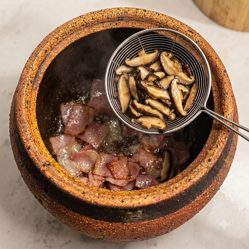 Setas shiitake en rodajas siendo añadidas con un colador a la olla para saltear con el tocino.