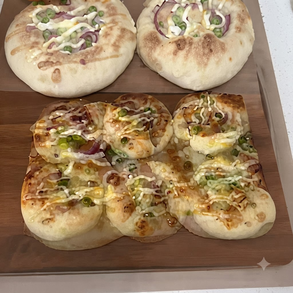 Trozos de bacon colocándose dentro de los huecos centrales de las piezas de masa.