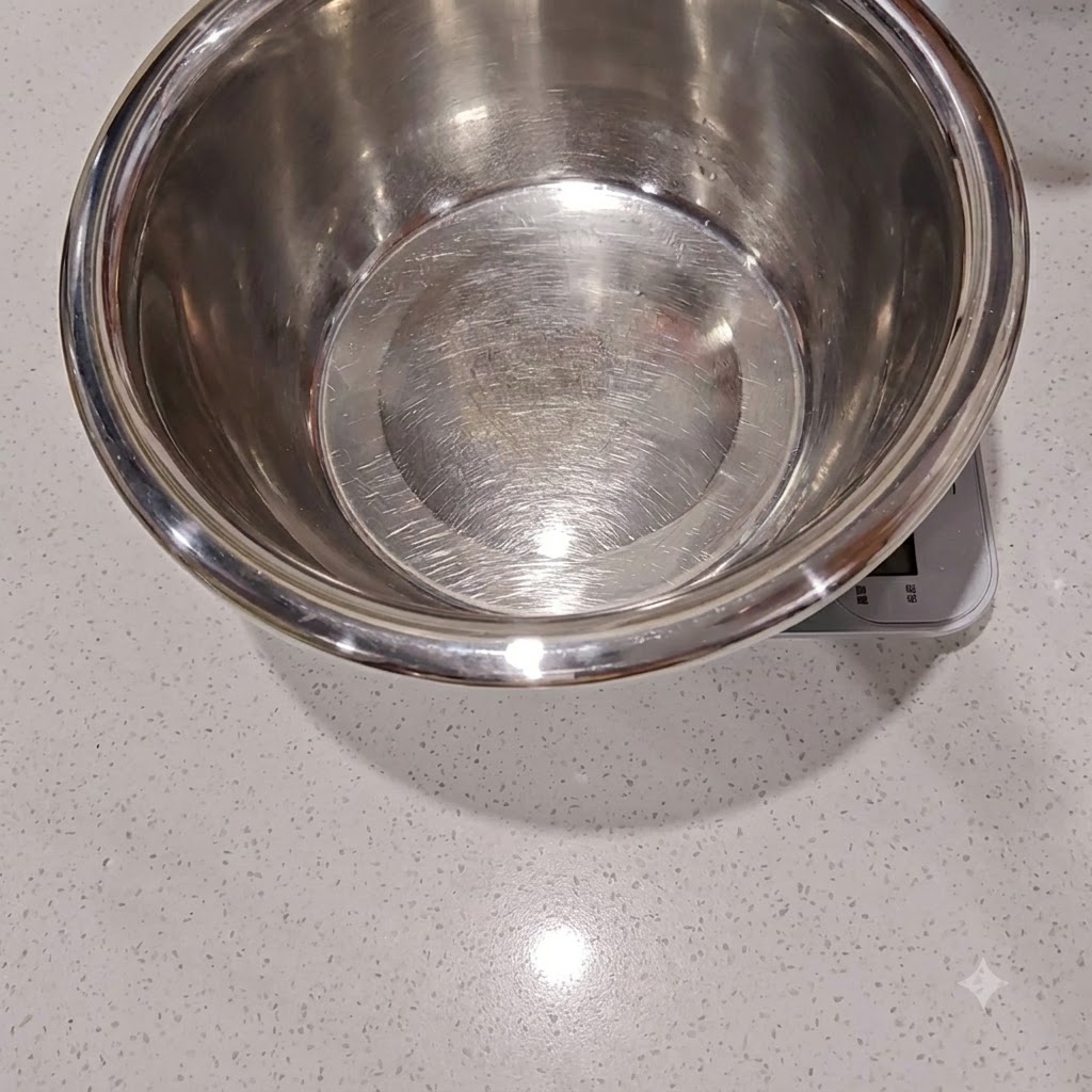 Agua y levadura seca siendo vertidas en un bol para mezclar y disolver.