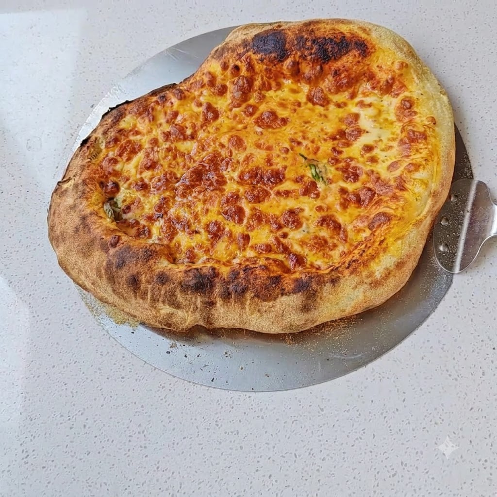 Queso mozzarella rallado espolvoreado sobre la capa de salsa de tomate en la masa de pizza.