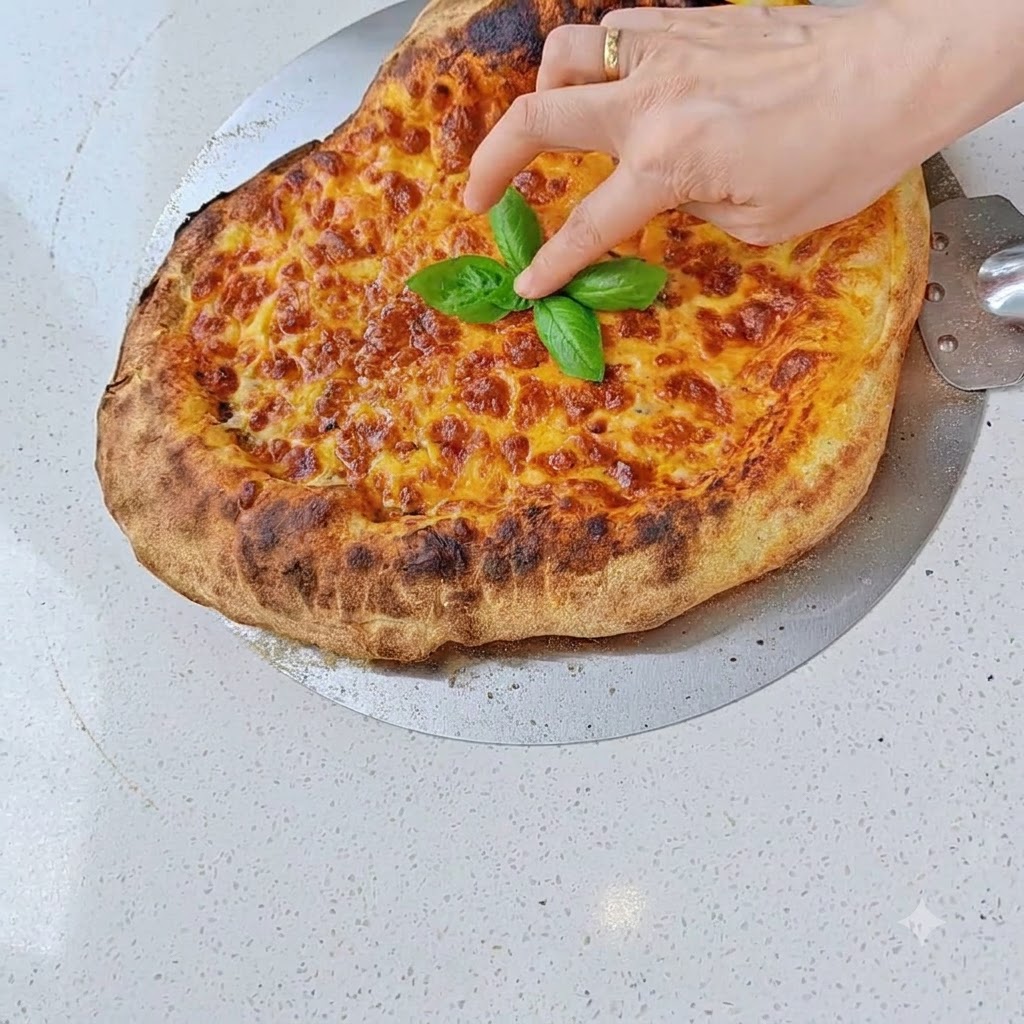 Rodajas de salami colocadas sobre la capa de queso de una pizza preparada.