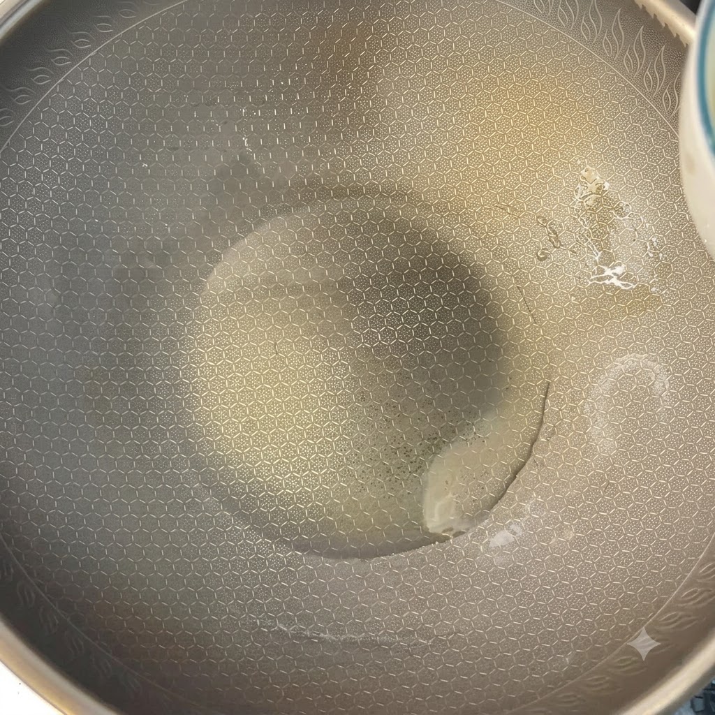 Huevos batidos cocinándose en un wok caliente usando palillos.