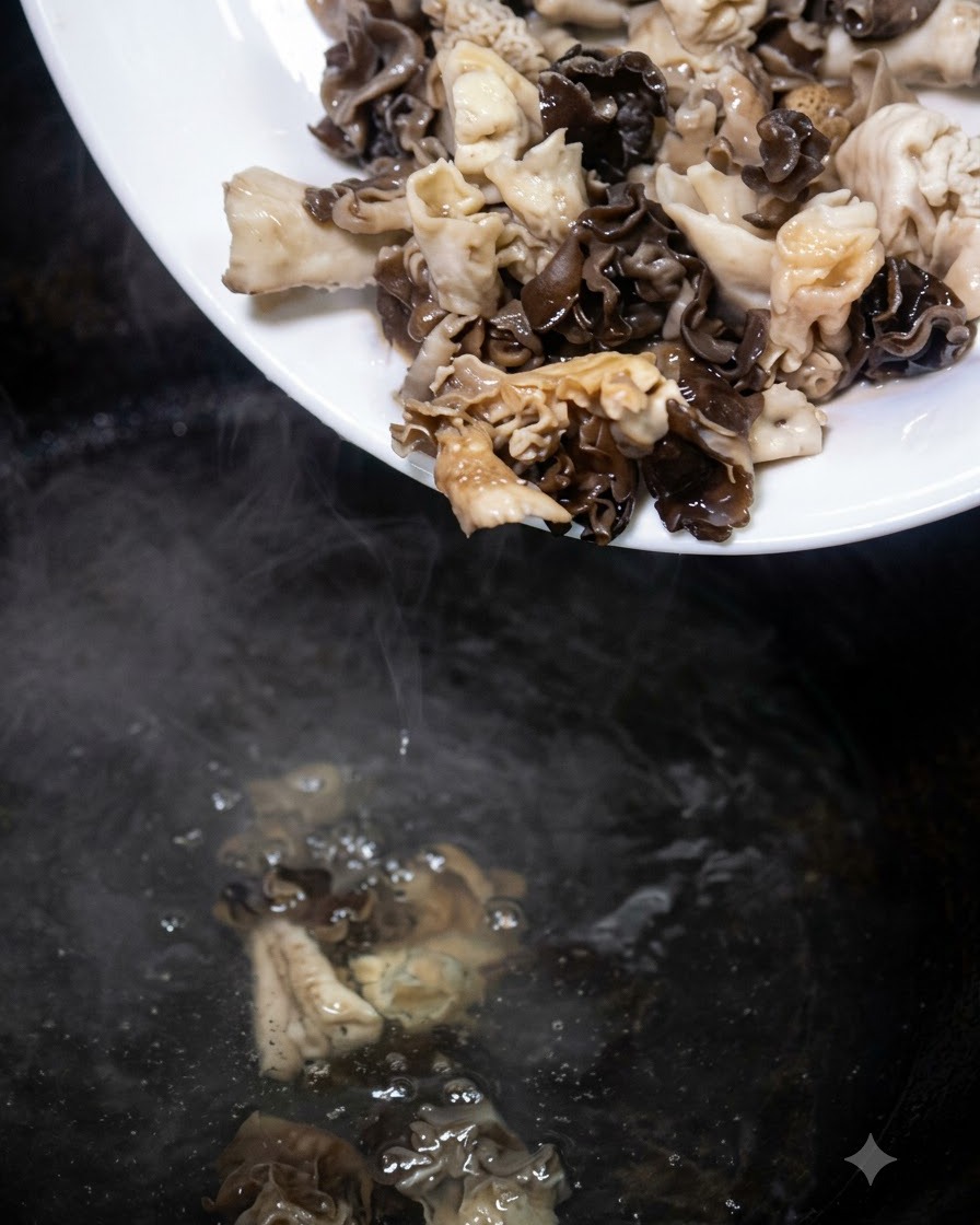 Hongos preparados siendo vertidos desde un plato blanco a una olla con agua hirviendo.
