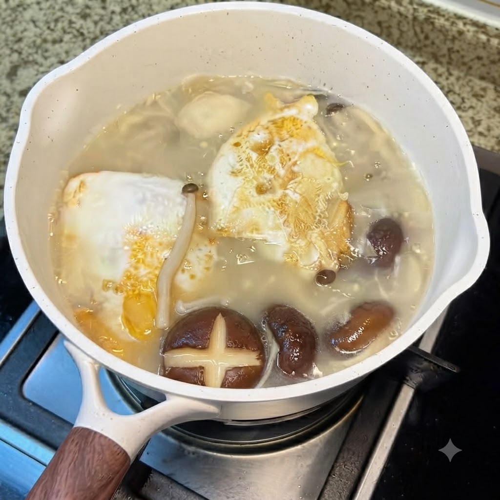 Pimienta blanca molida cayendo desde un salero en la olla blanca hirviendo con sopa de setas.