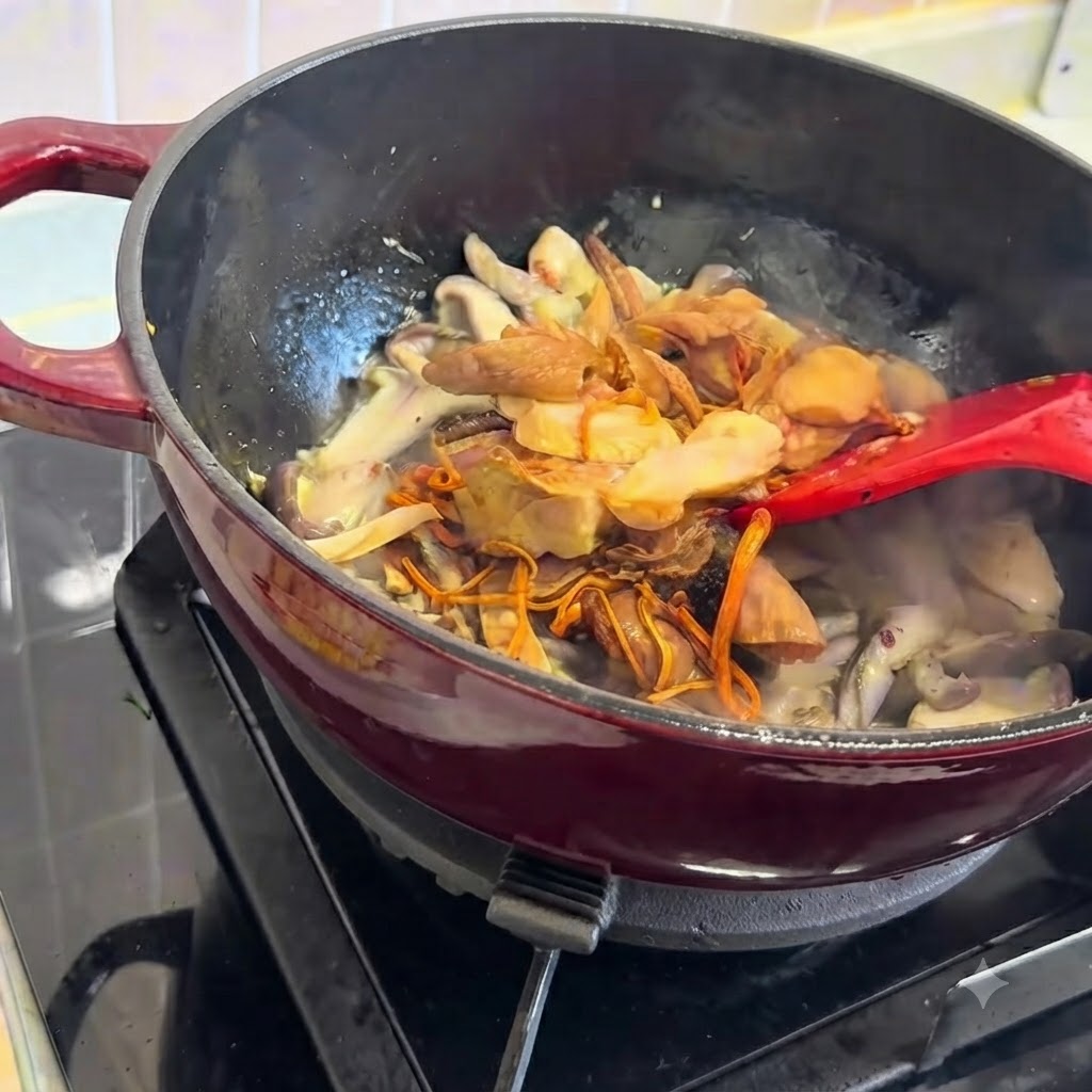 Hongos rehidratados mezclados con hongos frescos en la olla de cocción.