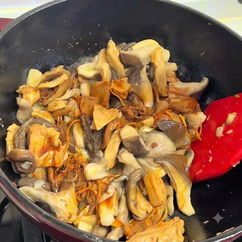 Hongos sazonados cocinándose en la sartén.