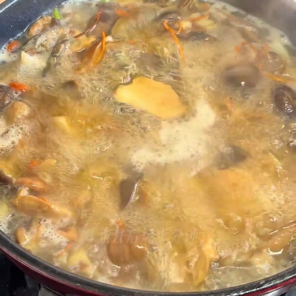 La mezcla de sopa de hongos hierve activamente en una olla de cocción.