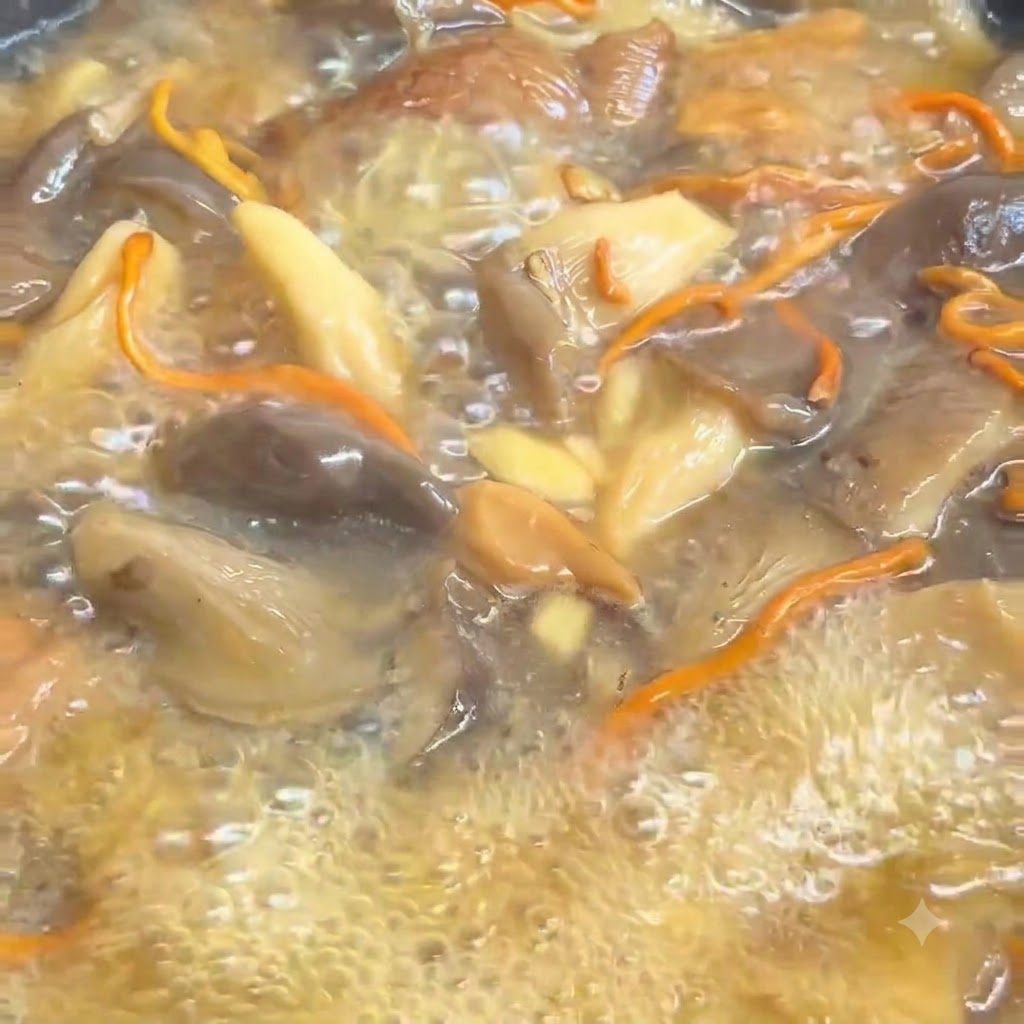 Fideos cocidos siendo enjuagados bajo agua corriente dentro de un colador.