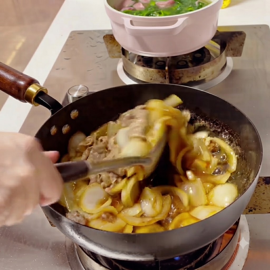 Ternera y cebollas siendo mezcladas en un wok con una salsa rica y espesa.