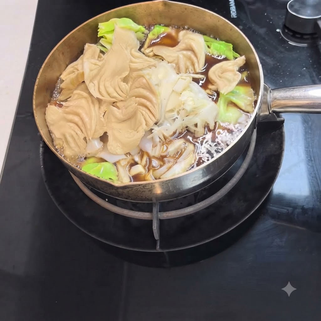 Fideos udon y verduras de hoja verde frescas hirviendo a fuego lento en una olla de caldo de sukiyaki oscuro.