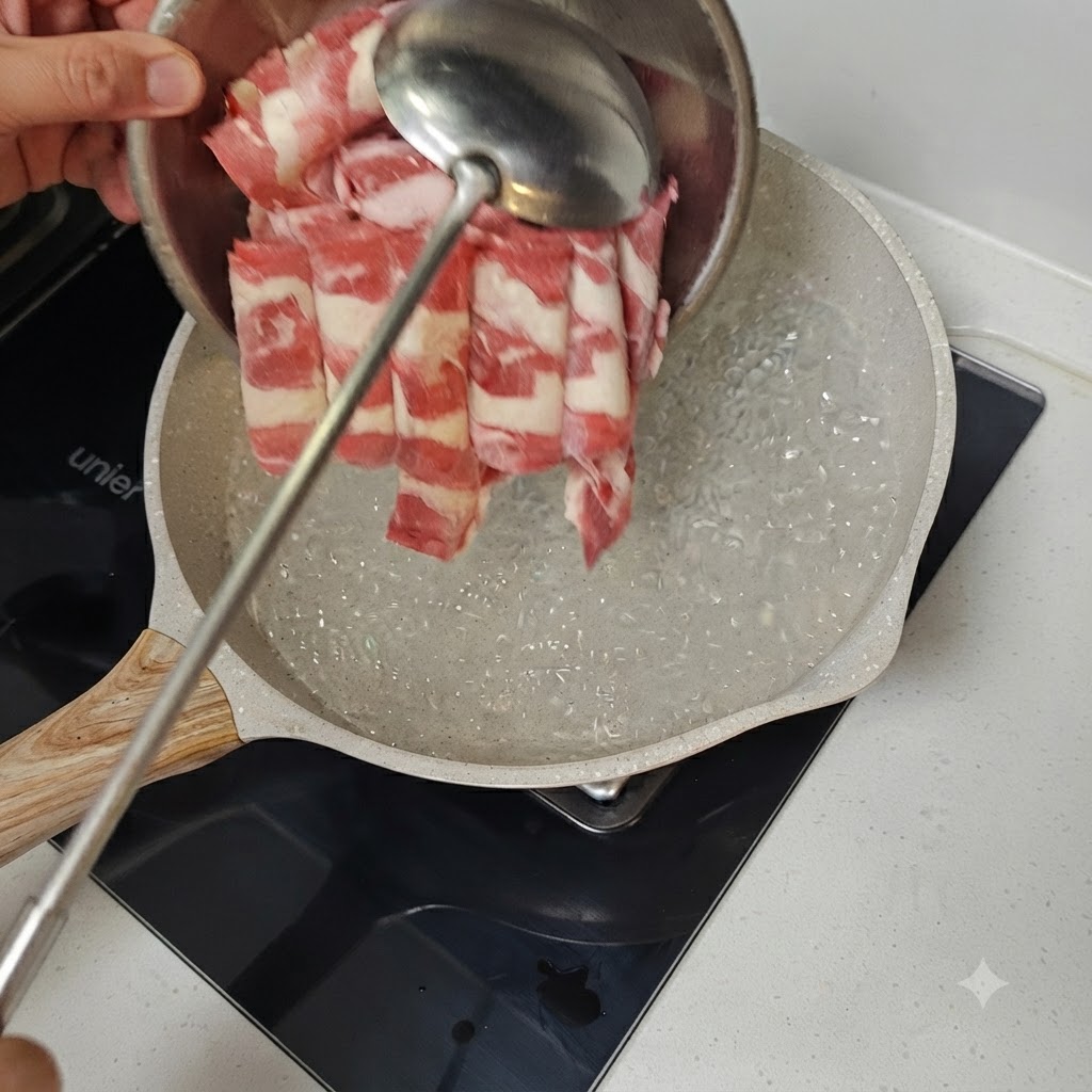 Carne cortada en lonchas finas añadida a una sartén con agua hirviendo con la ayuda de un cucharón de metal.