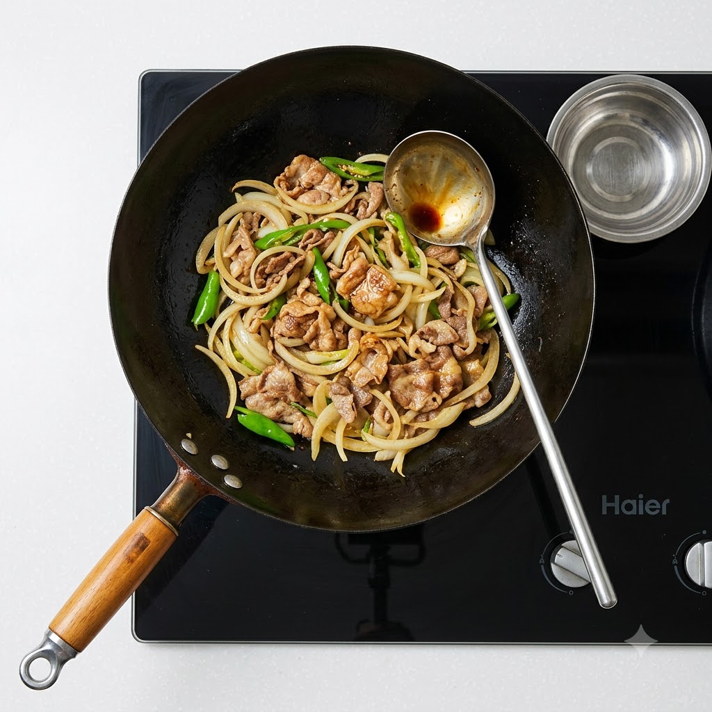 Un cucharón vertiendo salsa dentro de un wok que contiene las lonchas de carne cocinadas, cebollas y pimientos verdes.