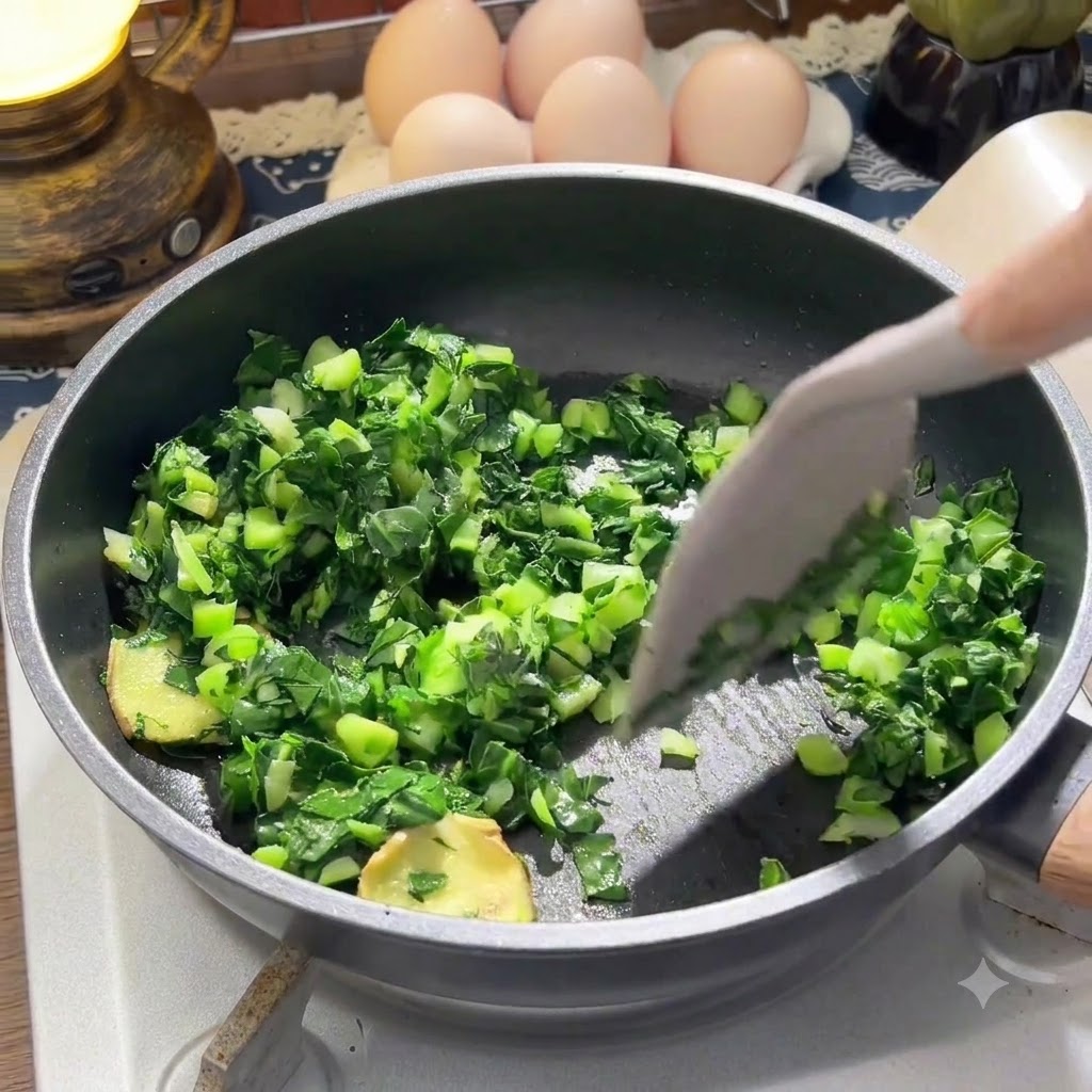 Arroz blanco cocido mezclándose en la sartén con las verduras y el jengibre.