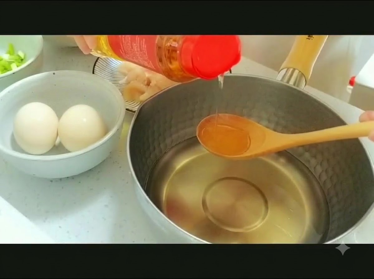 Mirin siendo vertido desde una botella en una cuchara de madera sobre una olla con agua.