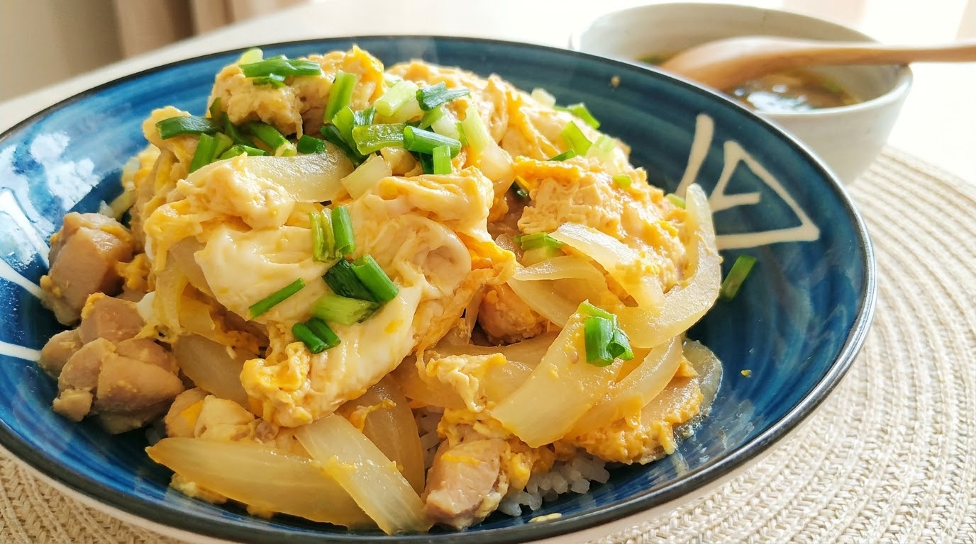 Oyakodon Clásico (Tazón Japonés de Pollo y Huevo)