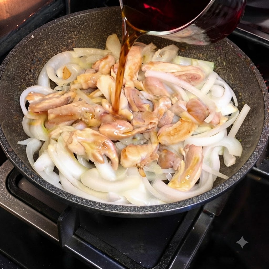 Salsa sukiyaki oscura siendo vertida desde un recipiente de vidrio en una sartén que contiene trozos de pollo y cebollas cortadas.