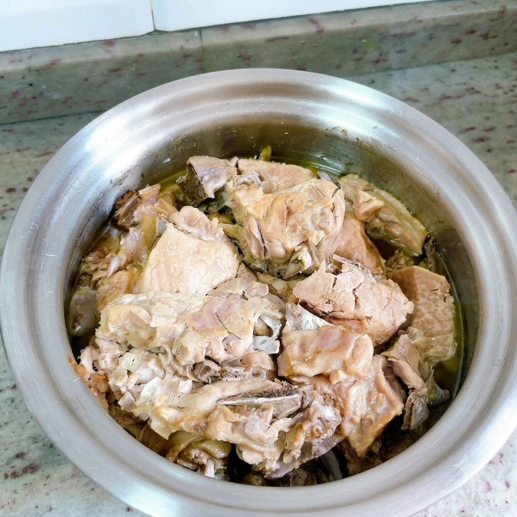 Se retira la tapa de la olla a presión, mostrando la carne de pato cocida sumergida en un rico caldo.