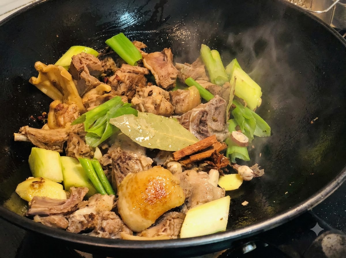 Especias enteras que incluyen anís estrellado, hojas de laurel y corteza de canela mezcladas con el pato y los aromáticos en el wok.