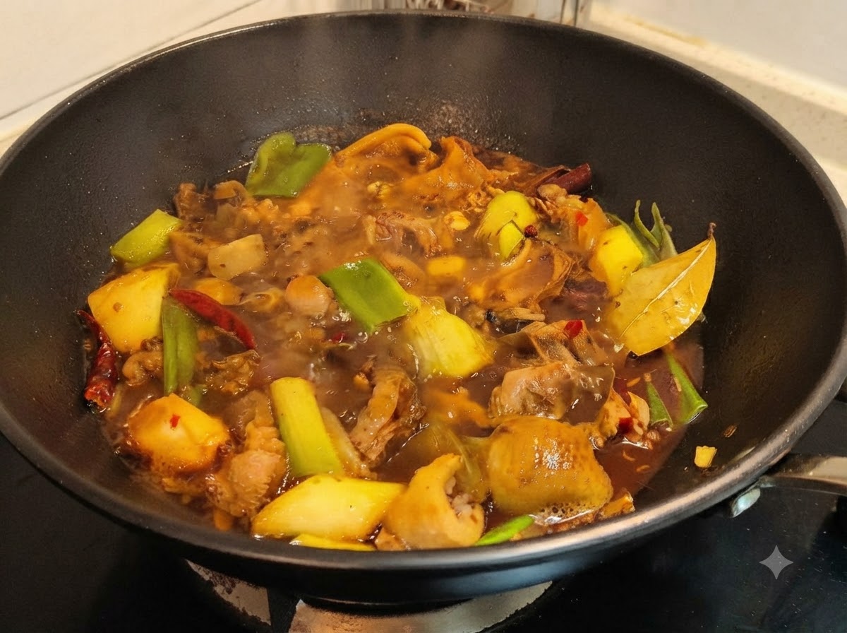 Un wok oscuro lleno de pato estofándose, especias y líquido, tapado de forma segura con una tapa de cristal.