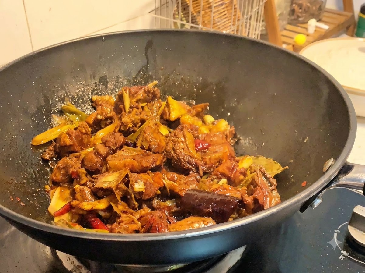 Trozos de pato estofado cocinándose en un wok a fuego alto mientras la salsa se reduce y espesa.