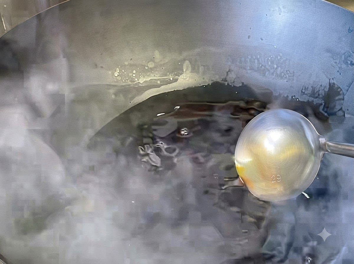 Salsa hirviendo a fuego lento y reduciéndose en un wok.