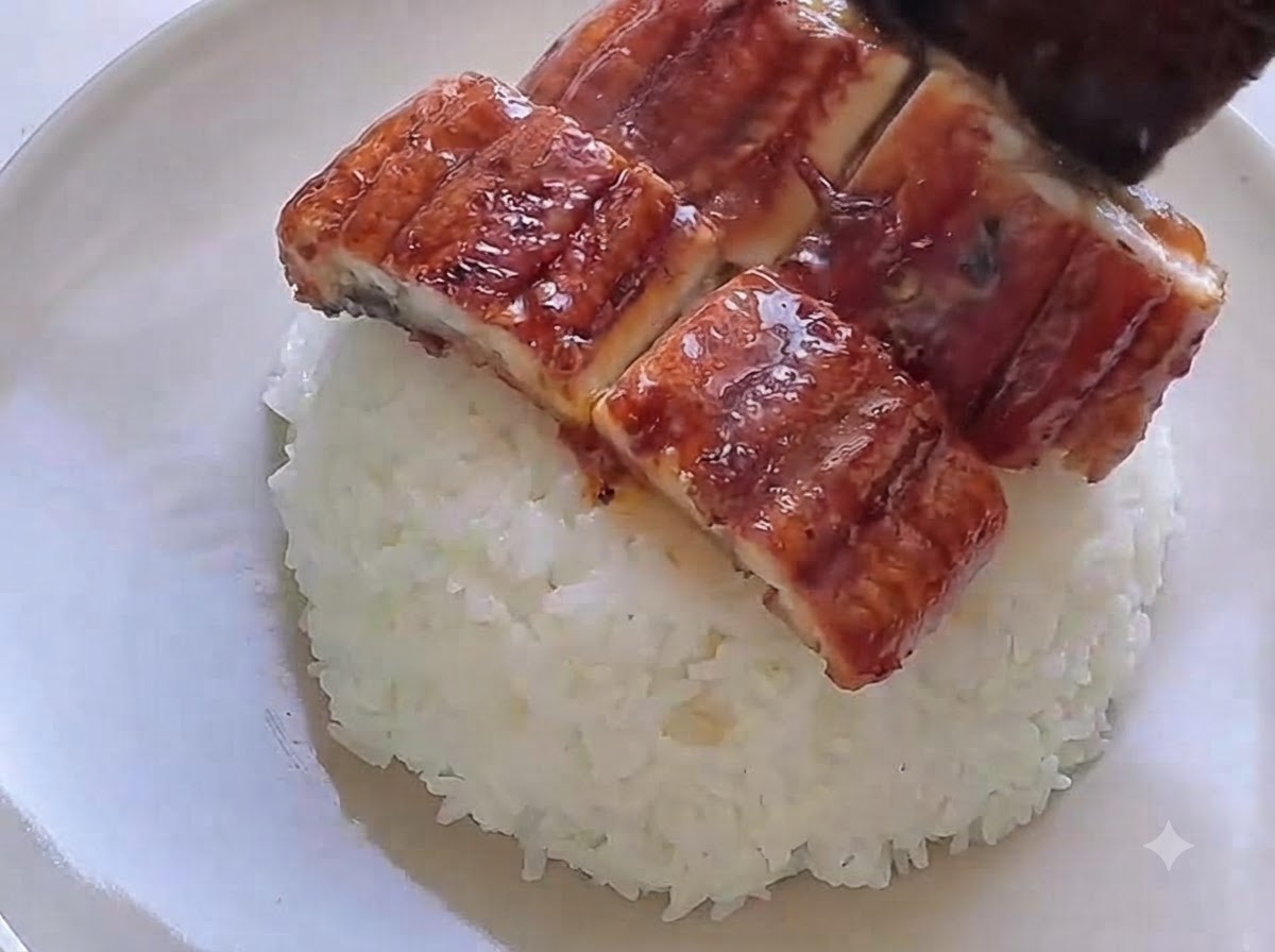 Zanahorias cortadas y brócoli siendo dispuestos alrededor del tazón de arroz.