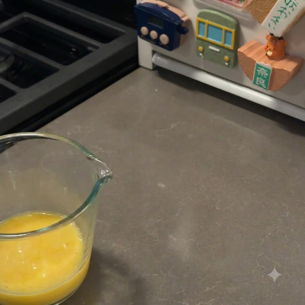 Pincel de repostería cubriendo cuidadosamente la parte superior de los panes de hamburguesa fermentados con huevo batido.