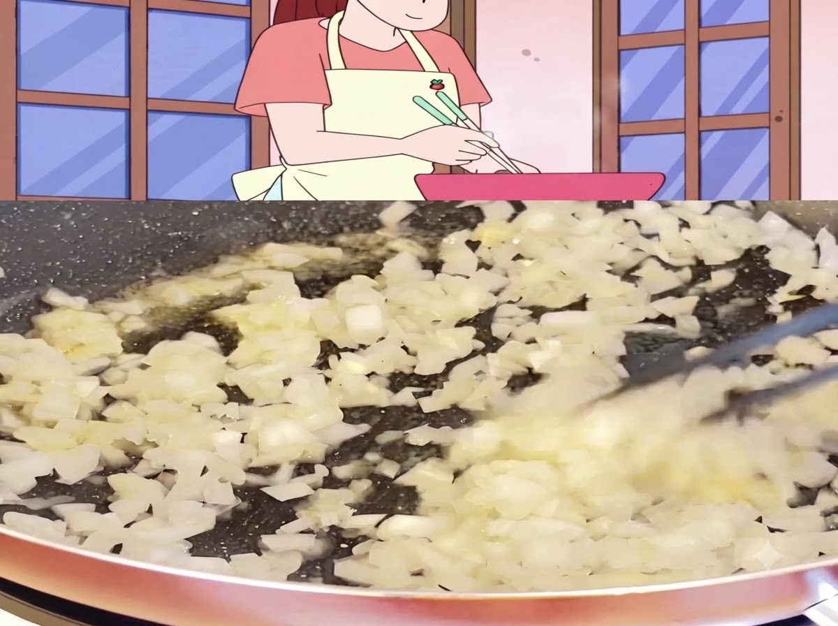 Cebollas en cubitos cocinándose y chisporroteando en una sartén hasta que estén suaves y ligeramente translúcidas.